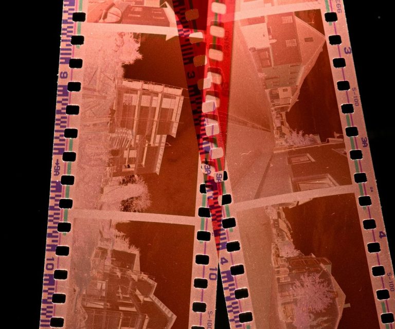 Restaurierte Filme Rote Negative von Filmstreifen mit mehreren Ansichten von städtischen Landschaften.