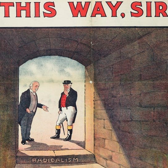 This way sir Karikatur von zwei englischen Herren, der eine zeigt dem anderen den Weg durch einen Torbogen mit der Aufschrift „THIS WAY, SIR!“.