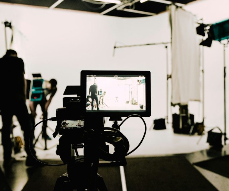 Neue Filme Kamera mit Monitor zeigt eine Produktionsszene in einem hellen Studio.