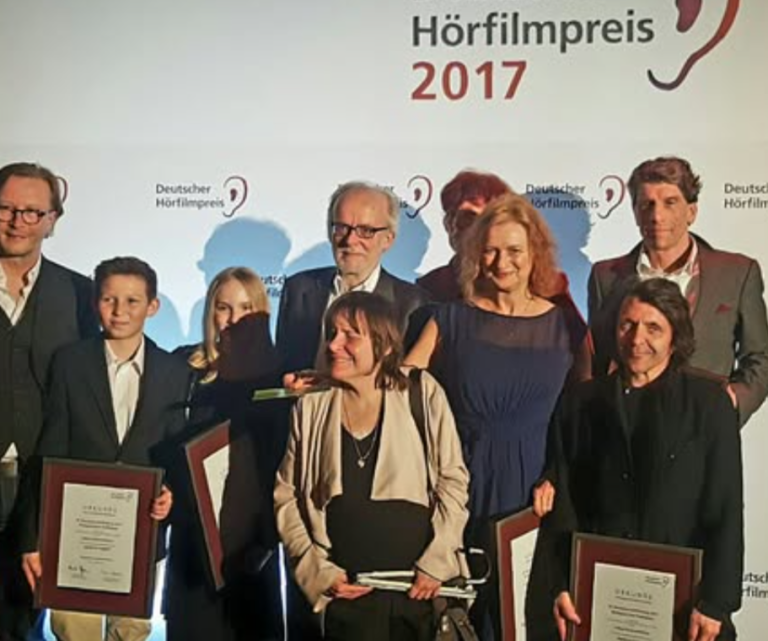 Konzept Photo einer Gruppe von Menschen mit Auszeichnungen beim Hörfilmpreis 2017.
