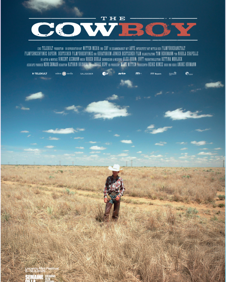 Filmplakat: Ein Cowboy steht in einem weiten, trockenen Feld unter einem blauen Himmel.